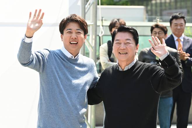 안철수 의원(국민의힘·경기 성남시분당구갑)이 20일 자신의 페이스북을 통해 이준석 개혁신당 대선 후보에게 만남을 제안했다. 사진은 지난달 25일 경기 성남 판교 테크노벨리 광장에서 열린 단비토크에 참석한 안 의원(오른쪽)과 이 후보. /사진=뉴시스