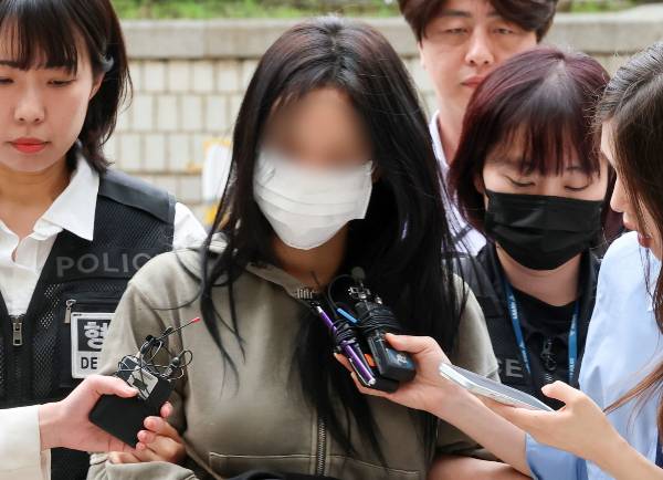 축구 국가대표팀 주장 손흥민의 아이를 임신했다며 돈을 뜯어낸 20대 여성 양모씨가 양다리 교제를 했다는 의혹이 제기됐다. 사진은 축구 국가대표팀 주장 손흥민 공갈 혐의를 받는 양모씨가 구속 전 피의자심문(영장심사)에 출석하는 모습. /사진=뉴스1