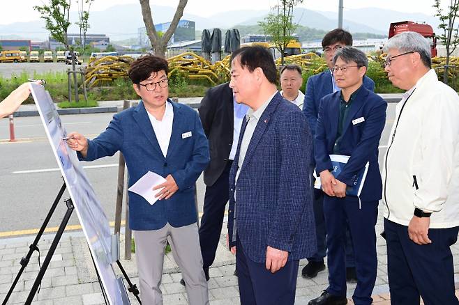 배낙호 김천시장은 지난 19일 김천시에서 추진중인 핵심 성장 동력 사업장을 돌며 직접 사업 추진 현황을 확인하고 있다/사진제공=김천시