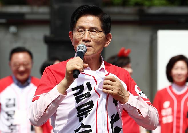 김문수 국민의힘 대선 후보가 20일 서울 서초구 고속터미널역 광장에서 유세 중 옷깃을 잡고 방탄복을 안 입는다고 말하고 있다. /사진=뉴스1