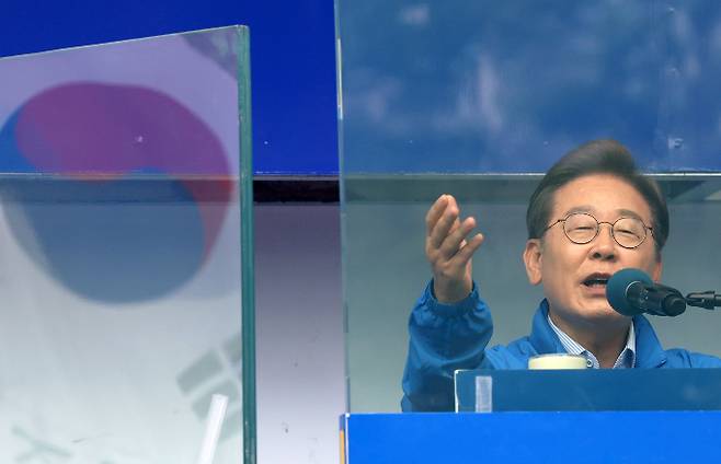 이재명 더불어민주당 대선 후보가 20일 경기 북부 지역을 돌며 안보를 강조했다. 사진은 이날 경기 파주 금릉역 중앙광장에서 연설 중인 이 후보. /사진=뉴시스