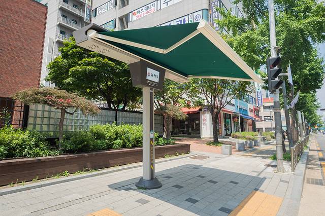 서울 양천구는 기온과 풍속을 감지해 자동으로 개폐되는 스마트그늘막을 올해 확대 설치한다. 양천구청 제공