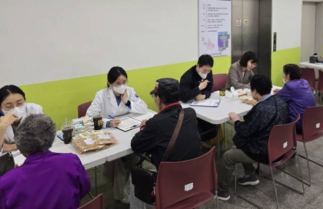 경로당에서 어르신 대상 마음건강검진을 실시되고 있다.강북구청 제공