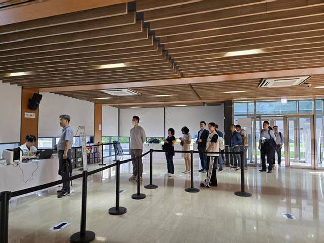 20일 중국 베이징 주중대한민국대사관 투표소에서 교민들이 줄을 서 투표를 기다리고 있다.