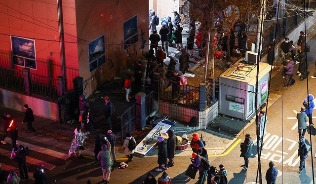 윤석열 전 대통령의 구속영장이 발부된 지난 1월 19일 오전 서울 마포구 서울서부지방법원 후문에서 윤 대통령 지지자들이 경내로 진입하고 있다. 연합뉴스