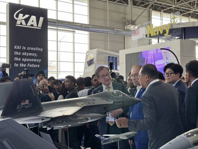 강구영(앞줄 왼쪽) KAI) 사장이 말레이시아 랑카위에서 열리고 있는 ‘LIMA 2025’ 내 KAI 전시부스를 찾은 안와르 이브라힘(앞줄 가운데) 말레이시아 총리에게 전시물을 설명하고 있다. 한국항공우주산업 제공