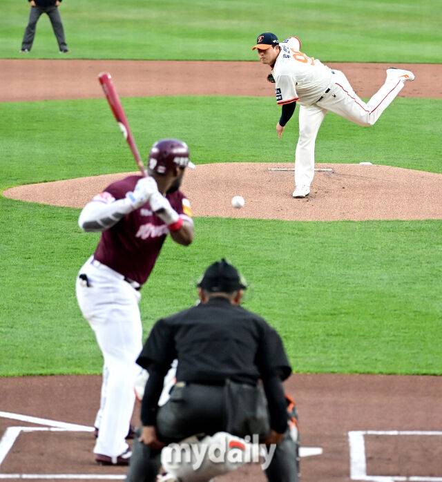 2025년 4월 11일 오후 대전 한화생명 볼파크에서 진행된 '2025 신한 SOL뱅크 KBO 리그' 키움 히어로즈와 한화 이글스의 경기. 한화 선발투수 류현진이 1회초 1사 후 키움 푸이그를 상대로 역투하고 있다./마이데일리