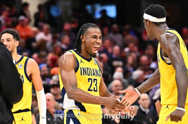 인디애나 선수들이 클리블랜드를 격침한 후 포효하고 있다. /게티이미지코리아