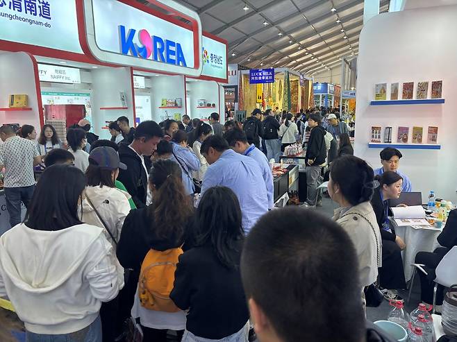 ‘제34회 하얼빈 국제경제무역박람회’에서 관람객들이 한국관을 살펴보고 있다. [코트라 제공]