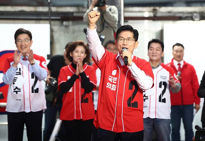 김문수 국민의힘 대선 후보가 19일 서울역 광장 유세에서 시민들에게 지지를 호소하고 있다. [공동취재]