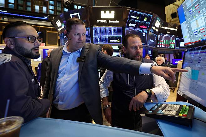 지난 14일(현지시간) 미국 뉴욕증권거래소(NYSE)에서 트레이더들이 일하는 모습. [로이터]