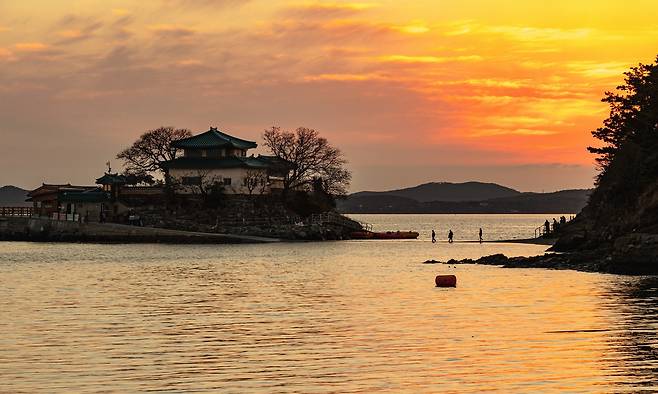 한국 관광명소를 지구촌 이웃들에게 알리는 한국관광공사의 ‘필더리듬 오브 코리아’ 머드맥스 편에 등장한 간월암