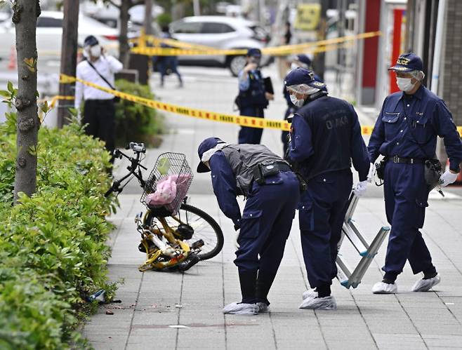 19일 일본 오사카의 한 아파트 43층에서 추락한 남성과 자전거를 타던 행인이 부딪혀 함께 사망하는 사고가 발생했다. [ 교도통신]