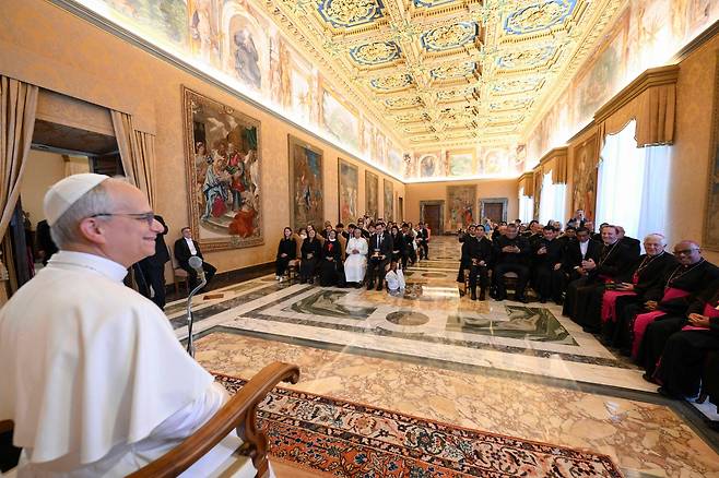 새 교황 레오 14세가 19일(현지시간) 바티칸 교황청에서 해외 특사단과 만나고 있다. [AFP]