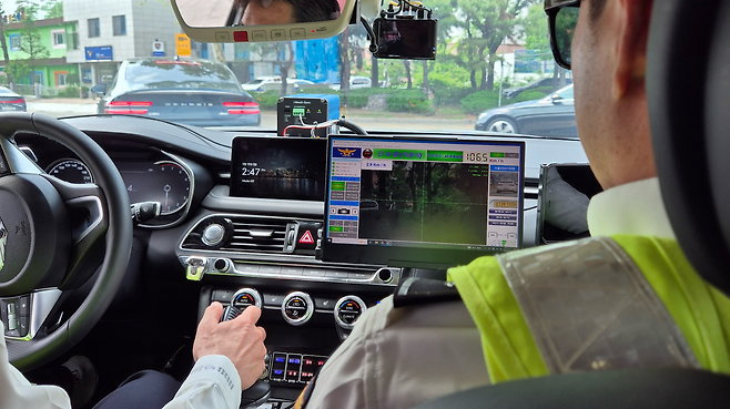 암행순찰차 내부에 설치된 단속장비 화면. 과속 차량의 속도와 번호판이 실시간으로 포착되고 있다. [공동취재단]