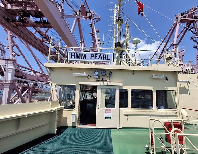 HMM 펄호 조타실에 연결된데크에서 바라본 조타실 [김성우 기자]