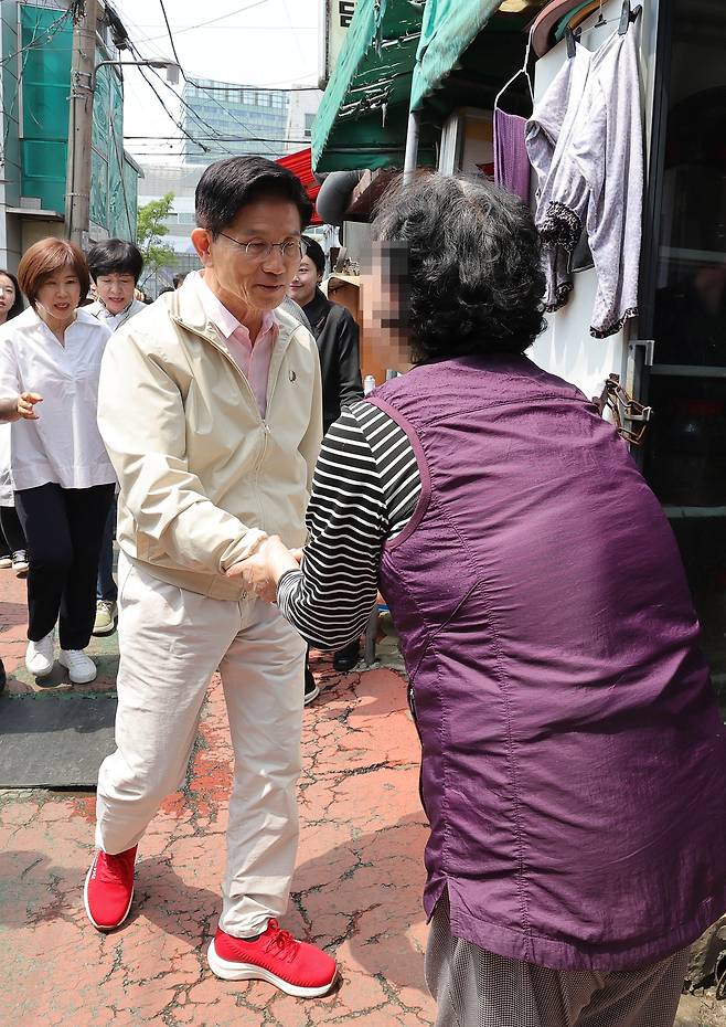 국민의힘 김문수 대선 후보가 20일 서울 영등포구 영등포 쪽방촌을 찾아 주민들과 인사하고 있다. <연합>