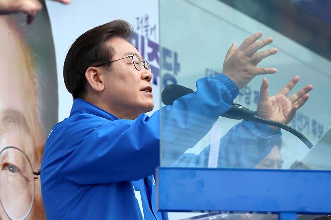 이재명 더불어민주당 대선 후보가 20일 경기 의정부 로데오거리에서 열린 유세에서 시민들에게 지지를 호소하고 있다. [연합]