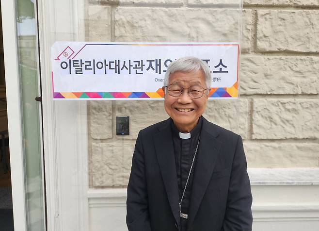 제21대 대통령 선거 재외투표 첫날인 20일(현지시간) 유흥식 추기경이 이탈리아 로마 주이탈리아 한국대사관 내에 마련된 재외 투표소에서 투표를 마친 뒤 사진 촬영에 응하고 있다. [연합]