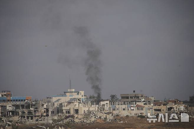 [칸유니스(가자지구)=AP/뉴시스]가자지구 칸유니스에서 19일 이스라엘군의 공습으로 연기가 피어오르고 있다. 이스라엘군은 19일 가자지구에서 2번째로 큰 도시 칸유니스와 인근 마을 주민들에게 또다시 대피령을 내렸다. 2025.05.19.