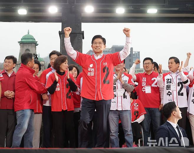 [서울=뉴시스] 고승민 기자 = 김문수 국민의힘 대선 후보가 19일 저녁 서울역 광장에서 유세를 하고 있다. (공동취재) 2025.05.19. photo@newsis.com