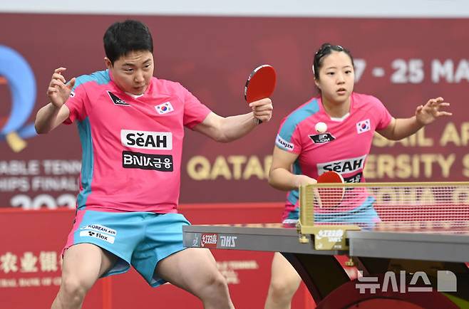 [도하(카타르)=뉴시스] 사진공동취재단 = 임종훈, 신유빈이 19일 카타르 도하 카타르대학교 스포츠 컴플렉스에서 열린 2025 국제탁구연맹(ITTF) 세계선수권대회 혼합복식 32강 나이지리아 올라지데 오모타요-카비라트 아요올라 조와 경기를 펼치고 있다. 2025.05.19. photo@newsis.com