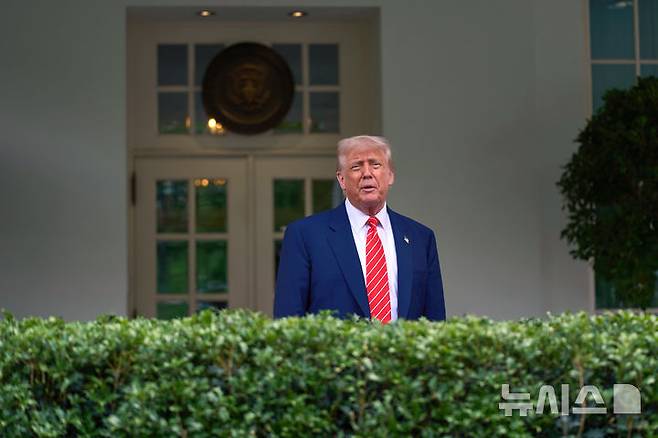 [워싱턴=AP/뉴시스] 도널드 트럼프 미국 대통령은 19일(현지 시간) 조 바이든 전 대통령 암 진단 소식이 슬프다면서도 이전에 공개되지 않았다는 점에 놀랐다고 밝혔다. 사진은 트럼프 대통령이 지난 8일 백악관 웨스트윙 앞에서 기자들과 이야기하는 모습. 2025.05.20.