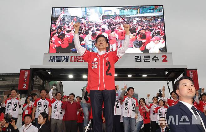 [서울=뉴시스] 고승민 기자 = 김문수 국민의힘 대선 후보가 19일 저녁 서울역 광장에서 유세를 하고 있다. (공동취재) 2025.05.19. photo@newsis.com