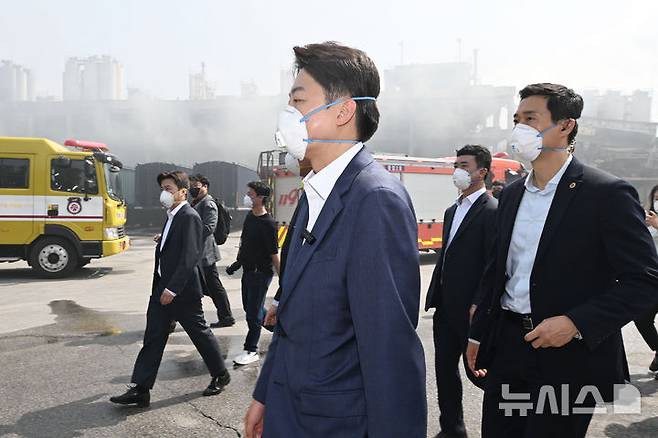 [광주=뉴시스] 이영주 기자 = 이준석 개혁신당 대선후보가 19일 오후 광주 광산구 금호타이어 공장을 찾아 화재 현장을 둘러보고 있다. 2025.05.19. leeyj2578@newsis.com