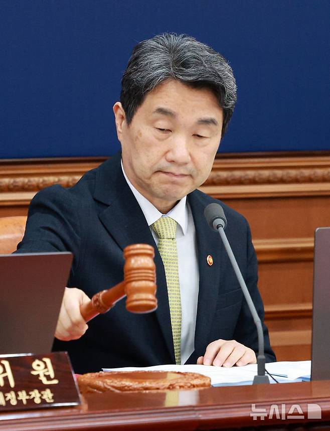 [서울=뉴시스] 고범준 기자 = 이주호 대통령 권한대행 부총리 겸 교육부 장관이 20일 서울 종로구 정부서울청사에서 열린 국무회의에서 의사봉을 두드리고 있다. 2025.05.20. bjko@newsis.com