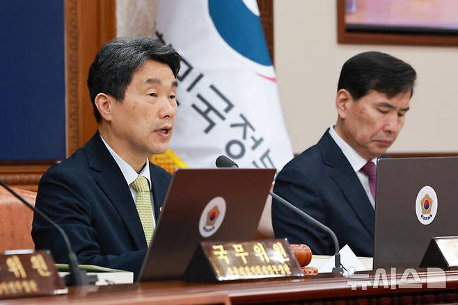 [서울=뉴시스] 고범준 기자 = 이주호 대통령 권한대행 부총리 겸 교육부 장관이 20일 서울 종로구 정부서울청사에서 열린 국무회의에서 발언하고 있다. 2025.05.20. bjko@newsis.com