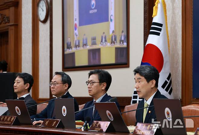 [서울=뉴시스] 고범준 기자 = 이주호 대통령 권한대행 부총리 겸 교육부 장관이 20일 서울 종로구 정부서울청사에서 열린 국무회의에서 발언하고 있다. 2025.05.20. bjko@newsis.com