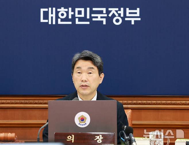 [서울=뉴시스] 고범준 기자 = 이주호 대통령 권한대행 부총리 겸 교육부 장관이 20일 서울 종로구 정부서울청사에서 열린 국무회의에서 발언하고 있다. 2025.05.20. bjko@newsis.com