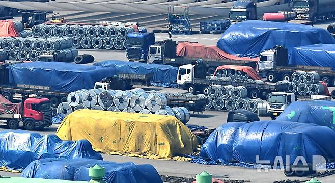 [평택=뉴시스] 김종택 기자 = 지난 4월3일 경기도 평택시 포승읍 평택항 수출 야적장에 철강 제품이 쌓여 있다. 2025.04.03. jtk@newsis.com