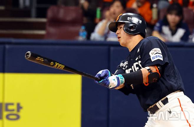 [서울=뉴시스] 박주성 기자 = 11일 오후 서울 구로구 고척스카이돔에서 열린 프로야구 2025 KBO리그 한화 이글스 대 키움 히어로즈의 경기, 5회초 투아웃 주자 3루에서 한화 노시환이 1타점 적시타를 치고 있다. 2025.05.11. park7691@newsis.com