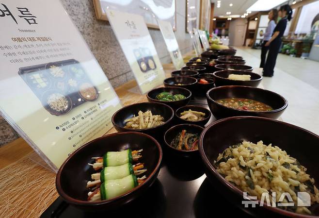 [서울=뉴시스] 조수정 기자 = 국가유산청이 '사찰음식'을 국가무형유산으로 지정했다. 20일 서울 종로구 한국사찰음식문화체험관에서 관람객들이 사찰 음식 전시를 보고 있다. 2025.05.20. chocrystal@newsis.com