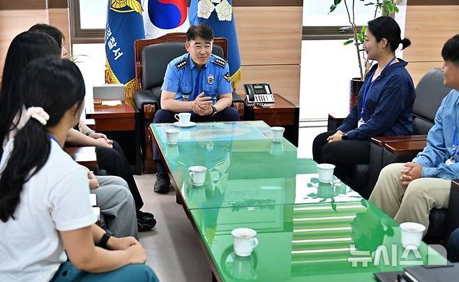 [제주=뉴시스] 김서구 서귀포해양경찰서장이 19일 청년인턴들을 각 실무부서에 배치하고 소통의 시간을 갖고 있다. (사진=서귀포해양경찰서 제공) 2025.05.20. photo@newsis.com