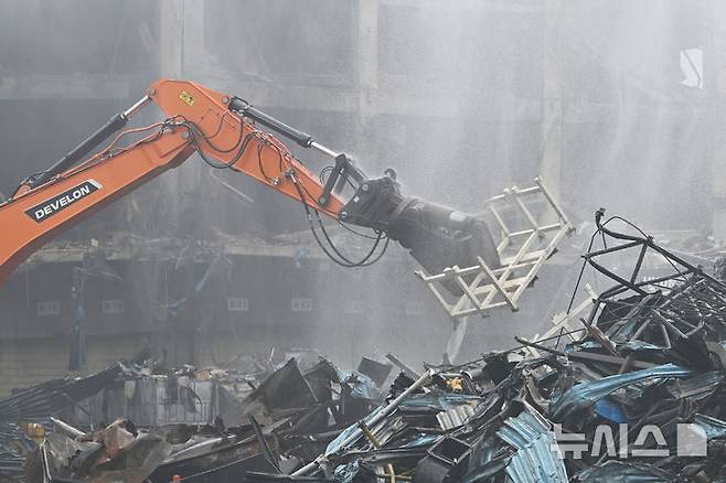 [광주=뉴시스] 이영주 기자 = 금호타이어 광주공장 화재 완진이 선언된 20일 오전 광주 광산구 금호타이어 제2공장에서 잔불을 끄기 위한 잔해물 정리 작업이 진행되고 있다. 2025.05.20. leeyj2578@newsis.com