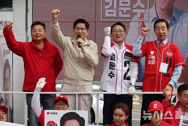 [서울=뉴시스] 고승민 기자 = 김문수 국민의힘 대선 후보가 20일 서울 강서구 남부골목시장에서 유세를 하고 있다. 2025.05.20. kkssmm99@newsis.com