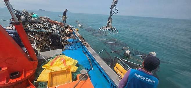 [고흥=뉴시스] 김생산어민연합회 고흥지회 소속 어촌계 어민들이 어선을 타고 김양식 시설물을 철거하고 있다. (사진=고흥군 제공) 2025.05.20. photo@newsis.com *재판매 및 DB 금지
