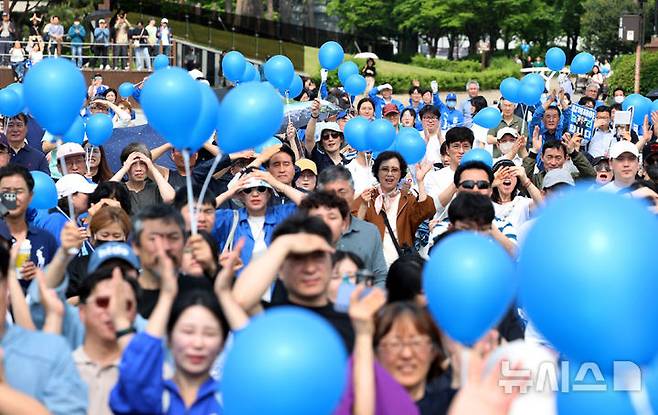 [고양=뉴시스] 조성우 기자 = 이재명 더불어민주당 대선후보가 20일 경기 고양시 일산동구 일산문화광장 앞에서 열린 집중유세에 나선 가운데 시민들이 파란 풍선을 흔들며 환호하고 있다. 2025.05.20. xconfind@newsis.com