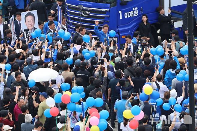 [고양=뉴시스] 조성우 기자 = 이재명 더불어민주당 대선후보가 20일 경기 고양시 일산동구 일산문화광장 앞에서 열린 집중유세에서 단상에 오르며 지지자들에게 인사하고 있다. (공동취재) 2025.05.20. photo@newsis.com