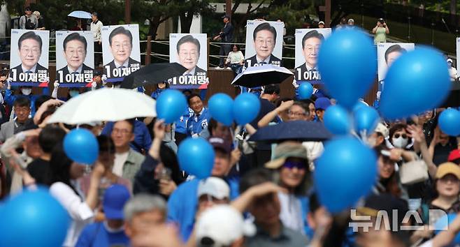 [고양=뉴시스] 조성우 기자 = 이재명 더불어민주당 대선후보가 20일 경기 고양시 일산동구 일산문화광장 앞에서 열린 집중유세에 나선 가운데 시민들이 파란 풍선을 흔들며 환호하고 있다. 2025.05.20. xconfind@newsis.com