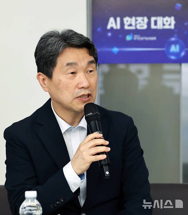 [서울=뉴시스] 고범준 기자 = 이주호 대통령 권한대행 부총리 겸 교육부 장관이 20일 서울 중구 한국재정정보원에서 열린 국가인공지능위원회 현장소통 간담회에서 발언하고 있다. (대통령실통신사진기자단) 2025.05.20. bjko@newsis.com