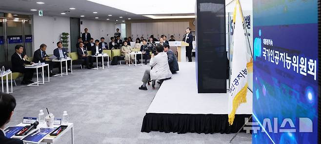 [서울=뉴시스] 고범준 기자 = 이주호 대통령 권한대행 부총리 겸 교육부 장관이 20일 서울 중구 한국재정정보원에서 열린 국가인공지능위원회 현장소통 간담회에서 발언하고 있다. (대통령실통신사진기자단) 2025.05.20. bjko@newsis.com