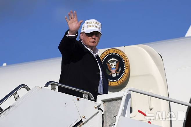 [모리스타운=AP/뉴시스] 도널드 트럼프 미국 대통령이 지난달 27일(현지 시간) 미국 뉴저지주 모리스타운 공항에서 에어포스원에 탑승하면서 손을 흔들고 있다. 카타르에서 받기로 한 항공기는 선물이 아닌 트럼프 행정부가 먼저 구매를 제안한 것이라고 CNN이 19일(현지 시간) 보도했다. 2025.05.20.