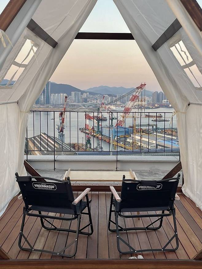 [부산=뉴시스] 하버하우스 3호점 옥상에 있는 루프탑 바베큐장. (사진=봉산마을마을관리사회적협동조합 제공) 2025.05.20. photo@newsis.com *재판매 및 DB 금지