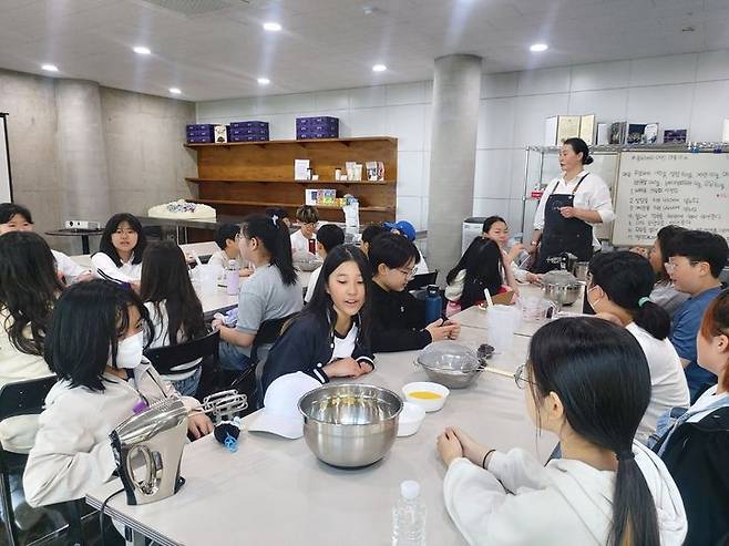 [부산=뉴시스] 영도구의 초등학생들이 블루베리를 활용한 머핀 만들기 체험 프로그램에 참여하고 있는 모습. (사진=봉산마을마을관리사회적협동조합 제공) 2025.05.20. photo@newsis.com *재판매 및 DB 금지