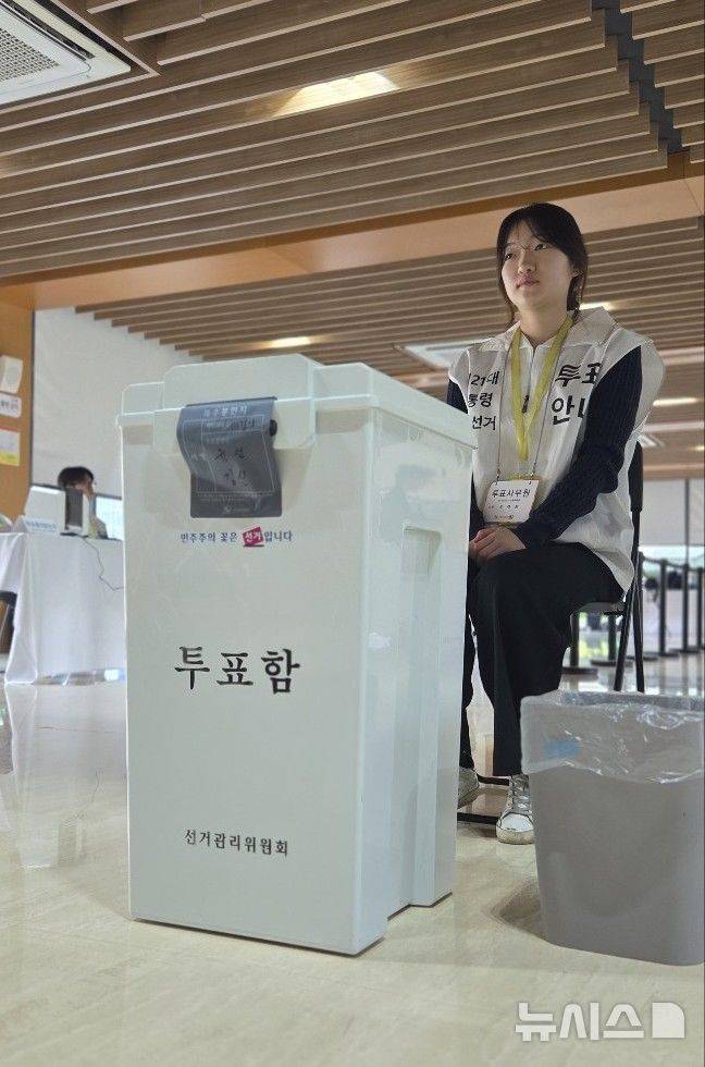 [베이징=뉴시스] 박정규 특파원 = 해외에 거주·체류하는 유권자들을 위한 제21대 대통령선거 재외투표가 20일 시작됐다. 이날 오전 중국 베이징 주중대사관에 마련된 투표소에 투표함이 놓여있다. 2025.05.20 pjk76@newsis.com