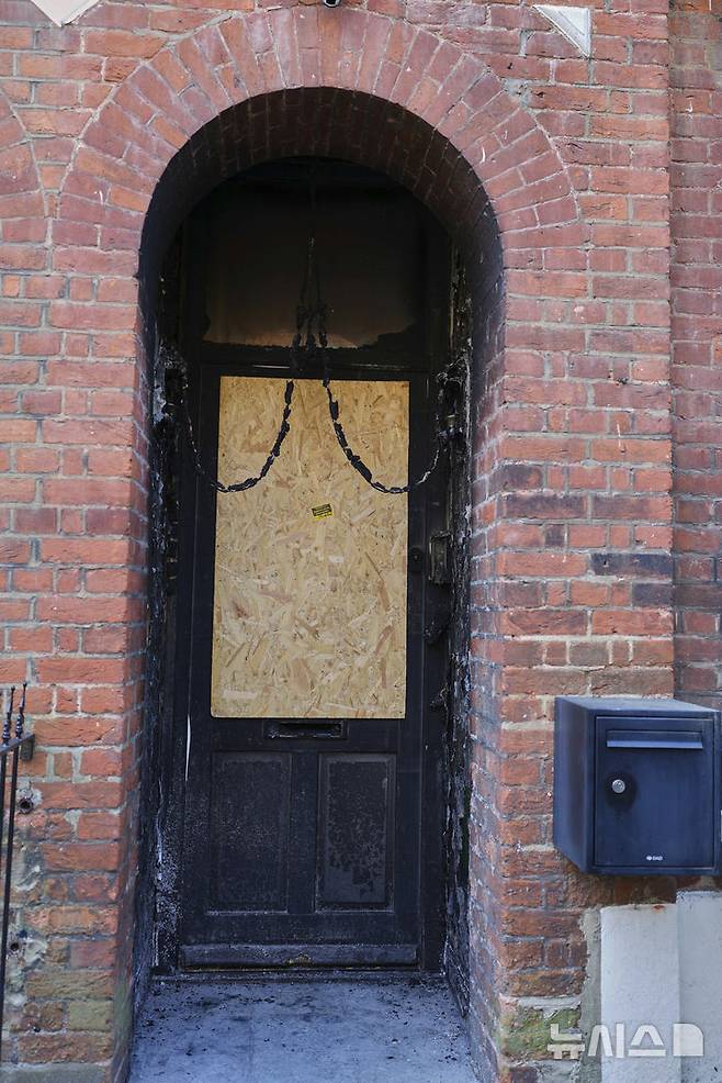 [AP/뉴시스] 13일 영국 스타머 총리 소유의 런던 켄티시 타운 소재 개인주택 현관이 방화로 그슬려 있다.